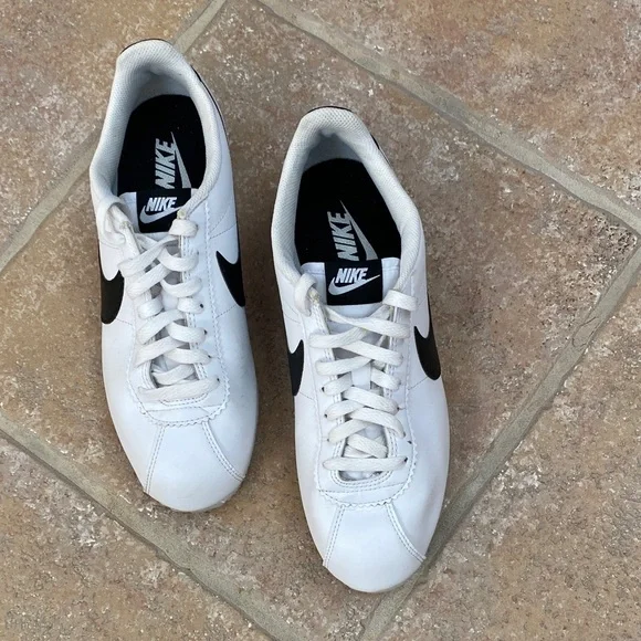 Nike Classic White and Black Trainers - Picture 1 of 8